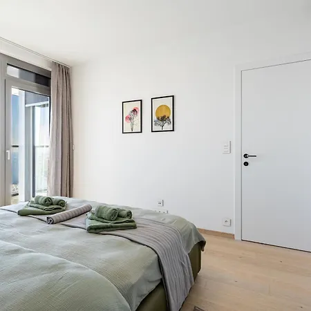Eurovea Tower Retreat With Parking Daire *